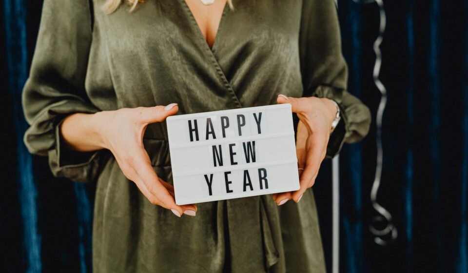 Betta Fish Turns Vivid Blue When Happy Again–After Moving From Pet Shop Jar to Caring Home (WATCH)