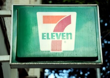 Los Angeles County Sheriff’s Department hands out 7-Eleven free Slurpee coupons for good deeds